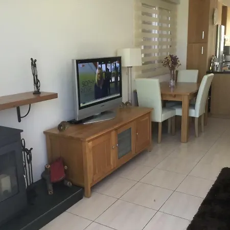2 Bed High Spec Village House In Goudi Semesterbostad