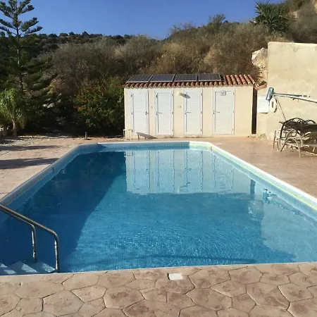 2 Bed High Spec Village House In Goudi בית נופש *